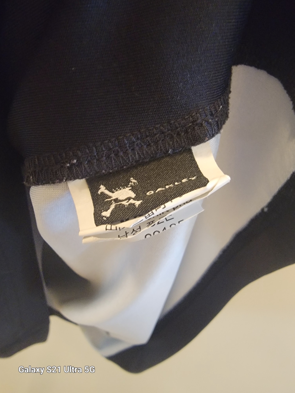 Oakley Ecilpse Golf Polo with Gradient Sleeves - Picture 4 of 4